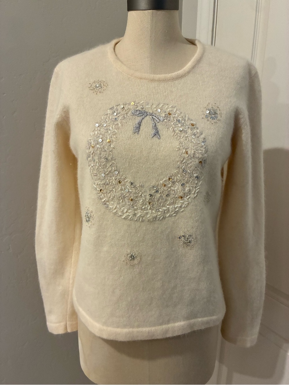 Vintage Orvis Cream Crewneck Sweater with Embroidered Wreath and Sequins. Sz. M
